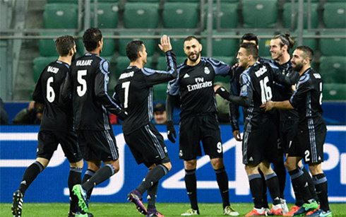 Các cầu thủ Real ăn mừng bàn mở tỉ số (Ảnh: AFP)
