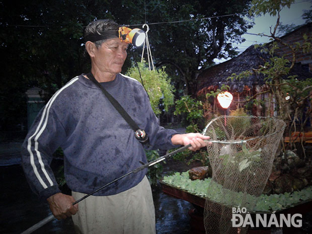 Với ông Nguyễn Hữu Mai, chiếc vợt, cái đèn pin gợi lại biết bao kỷ niệm buồn vui một thời được lang thang soi ếch trên khắp cánh đồng ở Hòa Vang. Ảnh: V.T.L