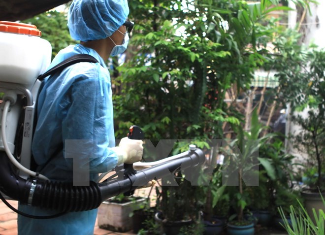 Nhân viên Y tế dự phòng địa phương phun thuốc diệt muỗi và lăng quăng khi phát hiện trường hợp nhiễm virus Zika tại quận 9, Thành phố Hồ Chí Minh. (Ảnh: TTXVN)