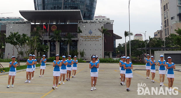 Cứ đều đặn mỗi sáng, Câu lạc bộ Vũ điệu thể thao phường Hải Châu 1 cùng nhau tập luyện, tăng cường sức khỏe, trẻ đẹp.