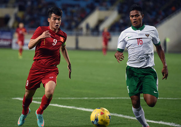 Bằng lối chơi tinh tế, kỹ thuật, Công Vinh (áo đỏ) cùng đội tuyển Việt Nam đã vượt qua đội tuyển Indonesia của Fachruddin Wahyudi.Ảnh: GIANG HUY