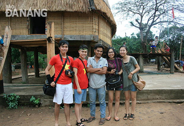 Sinh viên Lê Văn Thắng (thứ hai, trái qua) trong lần cùng nhóm bạn giao lưu với thanh niên người Bana (giữa) ở làng Konktu, thành phố Kon Tum, tỉnh Kon Tum. Ảnh: V.T.L