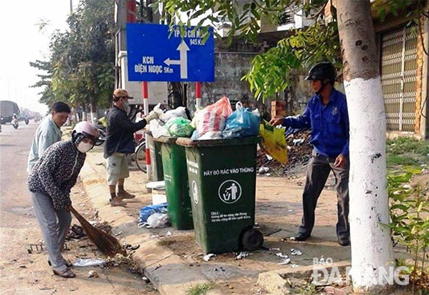 Nhân dân xã Hòa Phước dọn vệ sinh môi trường trên tuyến quốc lộ 1A.