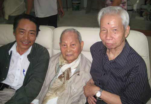 GS-NGND, nhà văn Lê Trí Viễn (giữa), PGS Trần Hữu Tá (bìa phải) cùng nhà văn - nhà báo Vu Gia, Xuân Nhâm Thìn 2012. (Ảnh: nld.com.vn)