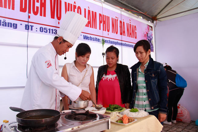 Công nhân được hướng dẫn nấu ăn tại Phiên chợ công nhân.