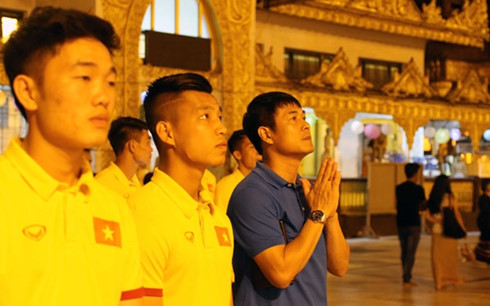Thầy trò HLV Hữu Thắng thăm chùa Vàng cầu may trước AFF Cup 2016