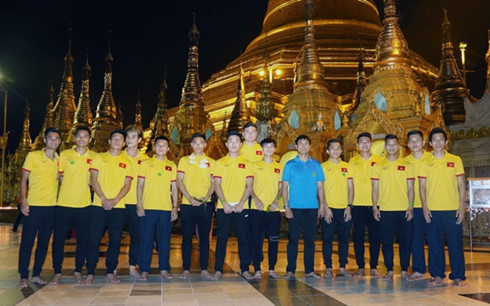 ĐT Việt Nam đã gặp may tại  Aya Bank Cup 2016 khi đi thăm chùa Vàng.