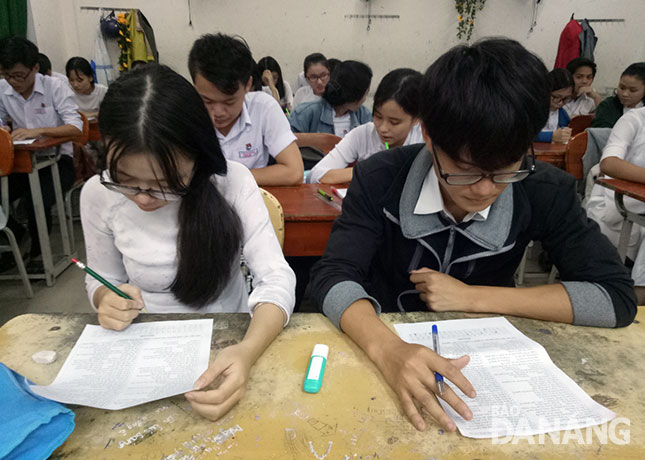 Học sinh Trường THPT Thái Phiên làm bài kiểm tra môn Giáo dục công dân theo hình thức trắc nghiệm.