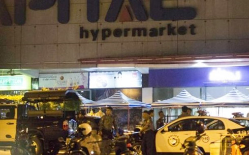 Cảnh sát Yangon phong tỏa hiện trường vụ nổ bom. (Ảnh: Straits Times)