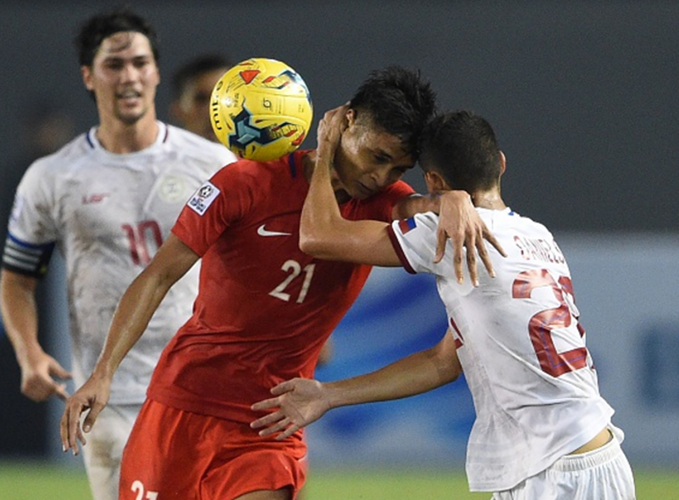 Trận đấu thứ 2 tại bảng A là chủ nhà Philippines (áo trắng) với Singapore (Ảnh: Getty Images)