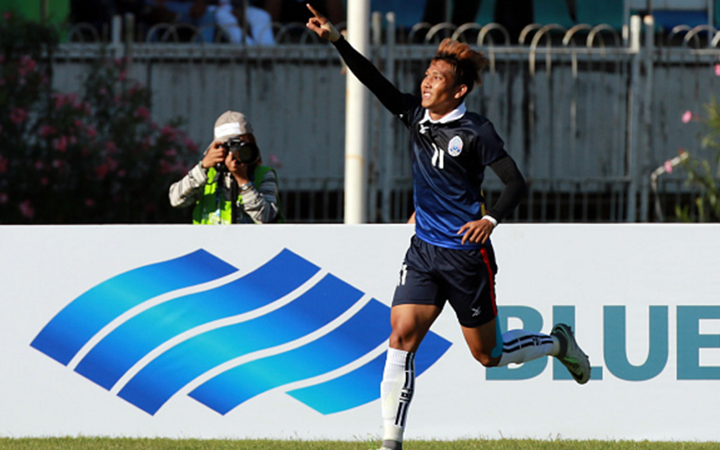 Chan Vathanaka và các đồng đội 2 lần vượt lên dẫn trước Malaysia (Ảnh: Getty Images)