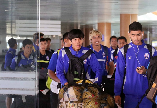 Campuchia bay cùng chuyến với tuyển Việt Nam. Đây là đội bóng đầu tiên bị loại tại AFF Cup 2016, sau khi thua Malaysia 2-3 và Myanmar 1-3.
