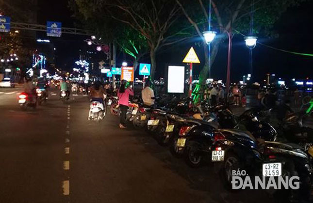 Xe máy đậu, đỗ trên đường Bạch Đằng đã gây cản trở giao thông, mất mỹ quan đô thị.