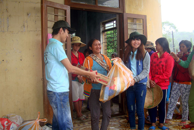Các bạn thành viên của Hand in Hand tặng quà cho bà con Nam Giang, Quảng Nam trong một chuyến đi năm 2015.  (Ảnh do nhân vật cung cấp)