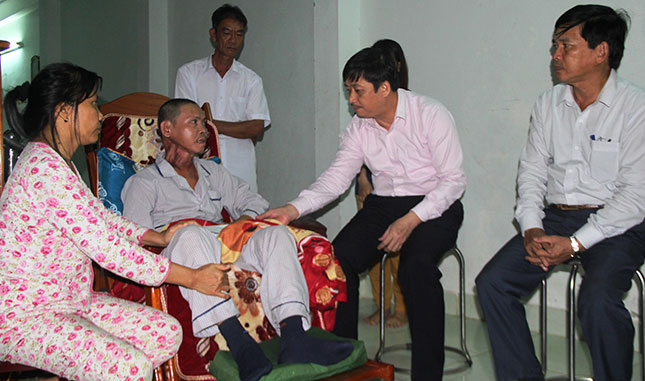 Phó Chủ tịch UBND thành phố Đặng Việt Dũng đến thăm hỏi và trao hỗ trợ 10 triệu đồng cho cựu binh Dương Văn Dũng.   