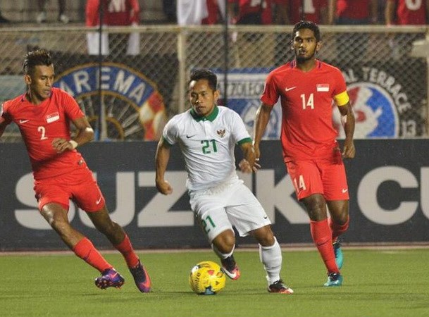 Indonesia (áo trắng) đánh bại Singapore 2-1 để vào bán kết AFF Cup 2016. (Nguồn: Affsuzukicup)