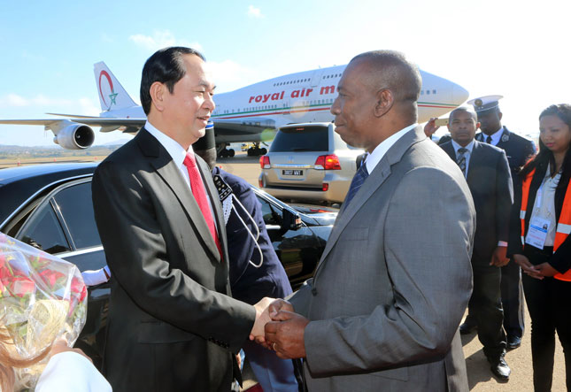 Thủ tướng Madagascar Olivvier Solonandrasana đón Chủ tịch nước Trần Đại Quang và Phu nhân tại sân bay quốc tế Ivato.  						       Ảnh: TTXVN