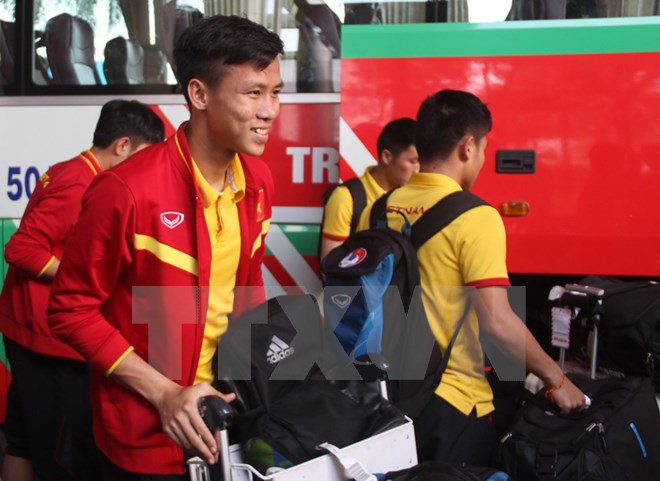 Các cầu thủ đội tuyển bóng đá Việt Nam về tới sân bay Tân Sơn Nhất. (Ảnh: TTXVN)