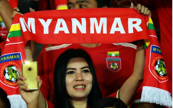 Vòng loại bảng B của AFF Cup 2016 được tổ chức tại Myanmar nên không khó hiểu CĐV của đội nhà cuồng nhiệt đến sân cổ vũ. 