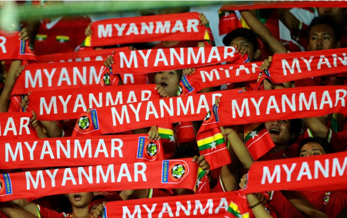 Các CĐV Myanmar phủ kín sân vận động khi đội nhà thi đấu. 
