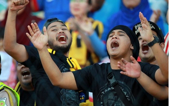 Các CĐV Malaysia hô hào cổ động đội nhà trong trận đấu giữa Malaysia và Myanmar tại AFF Cup 2016. 