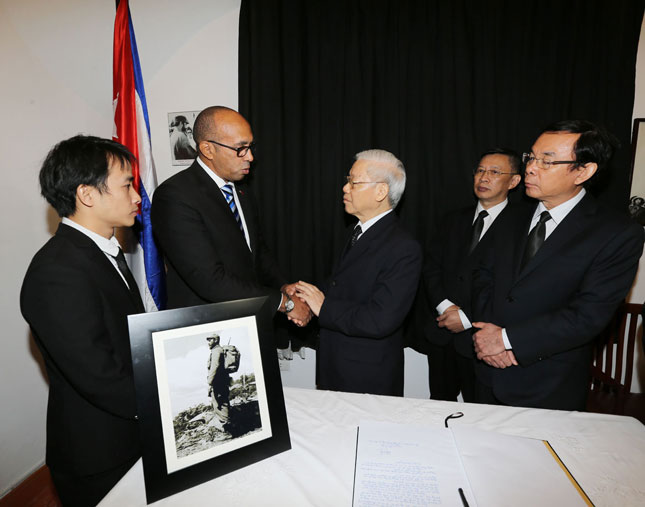 Tổng Bí thư Nguyễn Phú Trọng chia buồn với Đại sứ Cuba Herminio López Díaz. Ảnh: TTXVN