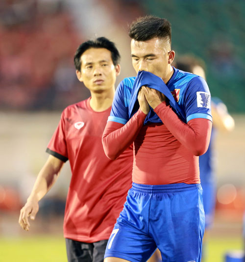 Nếu Hoàng Thịnh (áo xanh) không kịp bình phục chấn thương, khả năng phòng thủ của đội tuyển Việt Nam sẽ bị ảnh hưởng không nhỏ trong trận bán kết lượt đi.Ảnh: NGUYÊN HUY