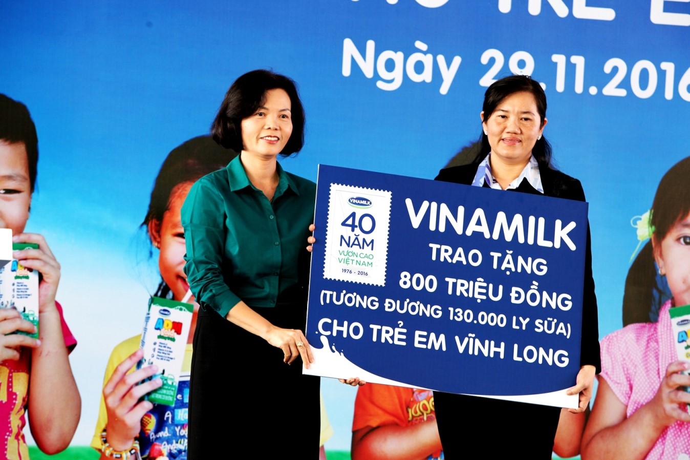 Bà Bùi Thị Hương – Giám đốc điều hành Vinamilk trao tặng bảng tượ ng trưng 130.000 ly sữa với tổng trị giá 800 triệu đồng của Quỹ Sữa Vươn Cao Việt Nam cho học sinh nghèo Vĩnh Long