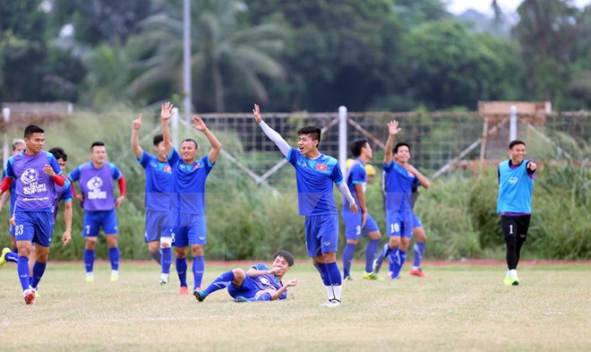 Các cầu thủ Đội tuyển Việt Nam tập luyện. (Ảnh: TTXVN)