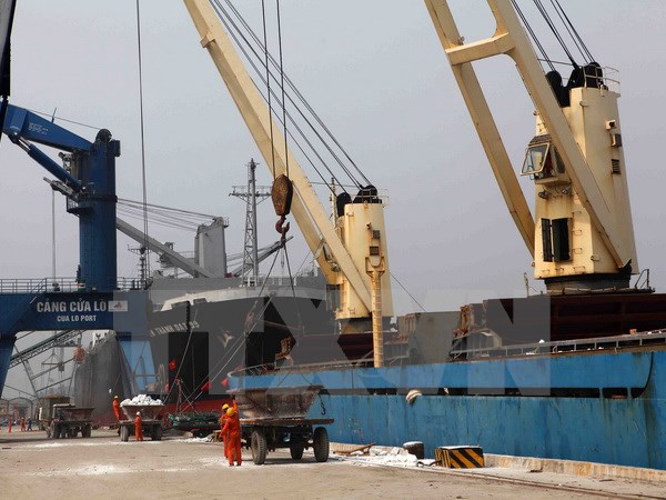 Hàng hóa xuất nhập khẩu qua cảng Cửa Lò (Nghệ An). (Ảnh: Thanh Tùng/TTXVN)
