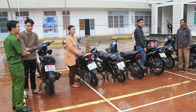Công an quận Thanh Khê trao trả 5 xe máy cho các chủ xe.