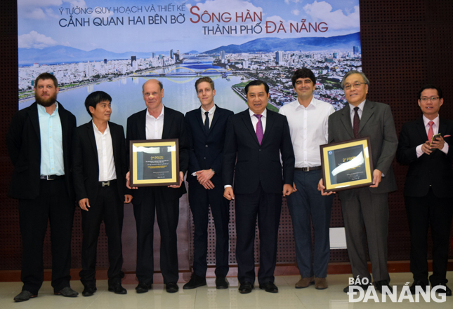 Chủ tịch UBND thành phố Đà Nẵng Huỳnh Đức Thơ trao giải nhì (giải cao nhất cuộc thi) cho các tác giả, nhóm tác giả đồ án.