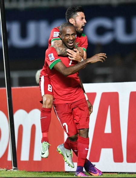Niềm vui của Boaz Salossa (số 7) và Lilipaly (số 8) sau chiến thắng 2-1 trước đội tuyển Việt Nam ở trận bán kết lượt đi AFF Cup 2016.  Ảnh: AFF