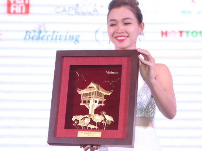 Món quà mà Lệ Hằng mang đến cuộc thi Hoa Hậu Hoàn vũ thế giới 2016 là bức tranh Chùa Một Cột Sen vàng nghìn thuở của Thủ đô làm bằng vàng 24k dát mỏng thủ công.