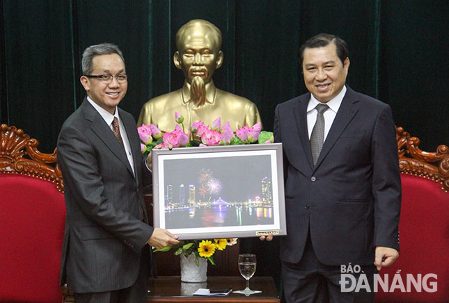 Chủ tịch UBND thành phố Huỳnh Đức Thơ tặng quà lưu niệm cho Đại sứ đặc mệnh toàn quyền Brunei tại Việt Nam. Ảnh: QUỐC KHẢI