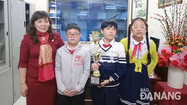 Cô Ngô Thị Lệ và đội tuyển đoạt cúp vô địch Robothon quốc tế 2016.