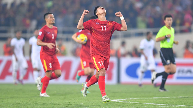 Niềm vui đã không trọn vẹn với Vũ Văn Thanh (số 17) và đội tuyển Việt Nam trong trận bán kết lượt về trước Indonesia.		   Ảnh: GOAL