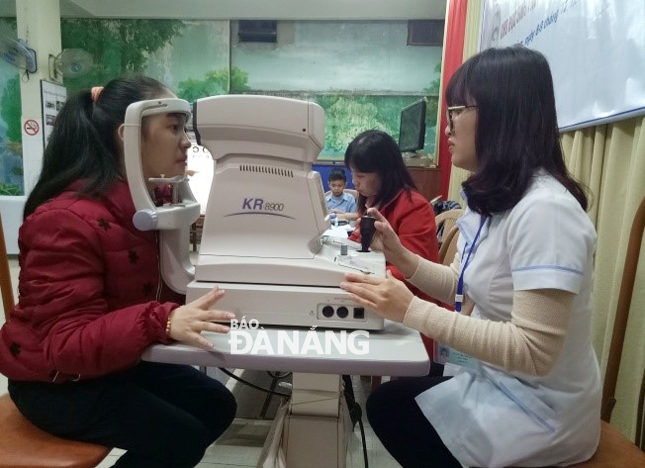 Học sinh Trường chuyên biệt Tương Lai được khám sàng lọc khuyết tật khúc xạ miễn phí. 