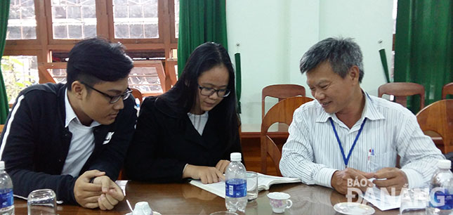 Thầy Trần Xuân Hòa (bìa phải) hướng dẫn học sinh cách ôn tập môn Lịch sử theo hình thức thi mới.
