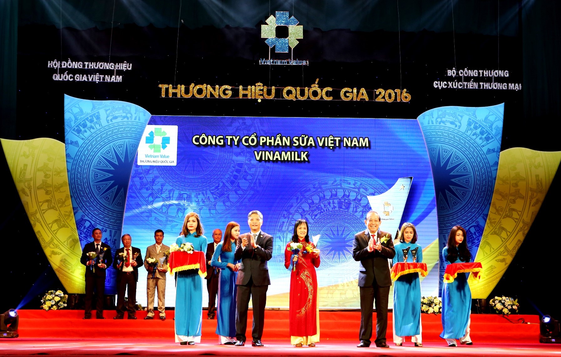 Phó Thủ tướng Trương Hòa Bình trao biểu trưng đạt Thương hiệu Quốc gia năm 2016 cho đại diện Vinamilk.