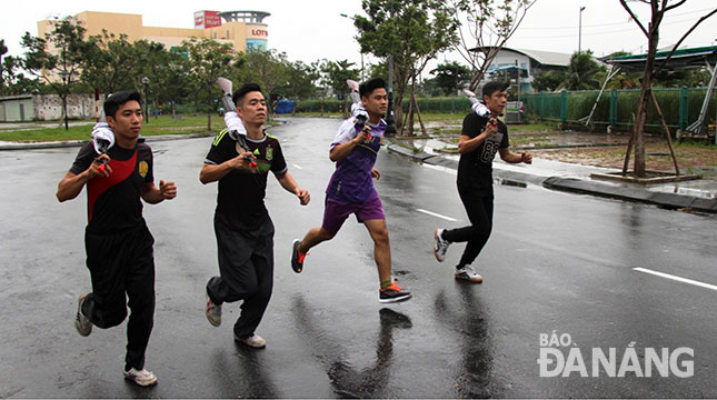 Bất kể trời mưa hay nắng, những người lính cứu hỏa đều hăng say tập luyện để tham gia giải Việt dã-Chạy vũ trang Báo Đà Nẵng.        	                	                       Ảnh: ĐẮC MẠNH