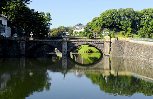 Phía trước Hoàng cung là chiếc cầu đá hai nhịp tên là Nijubashi (Nhị Trọng Kiều) bắc qua một hào nước chảy từ bên ngoài vào trong khuôn viên hoàng cung.