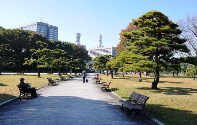 Công viên Hoàng cung mở cửa tiếp đón du khách hằng ngày (trừ thứ Hai và thứ Sáu). Khuôn viên này mang đến những không gian xanh và hồ nước thanh bình cùng với một khu vườn Nhật Bản được cắt tỉa đẹp mắt.