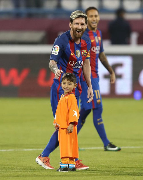 Cậu bé Afghanistan 6 tuổi Murtaza Ahmadi được gặp thần tượng bóng đá Messi.