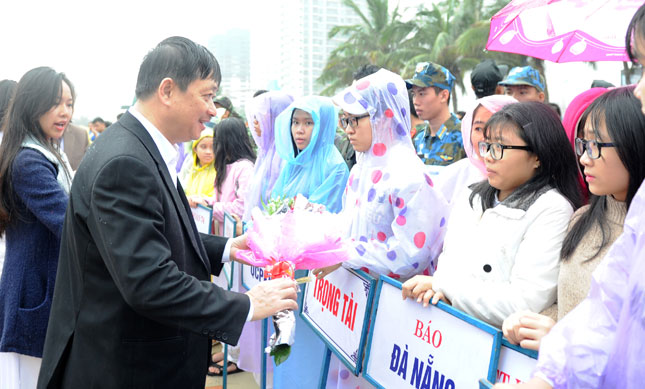 Phó Chủ tịch UBND thành phố Đặng Việt Dũng tặng hoa tổ trọng tài