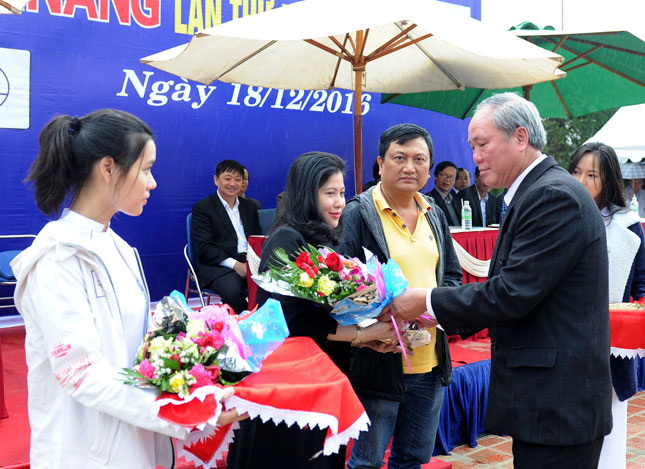 Phó Tổng Biên tập Trương Công Định tặng hoa cho các nhà tài trợ