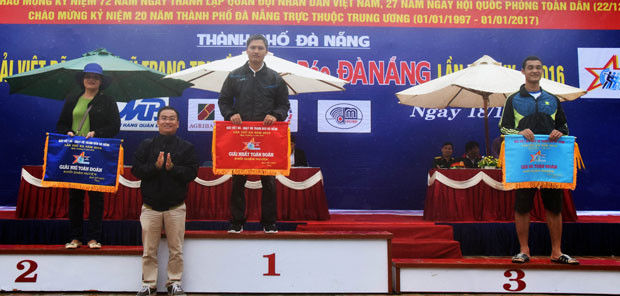 Phó Tổng Biên tập Báo Đà Nẵng Hứa Hải đang trao giải thưởng cho các đơn vị đạt thành tích cao khối quận, huyện.