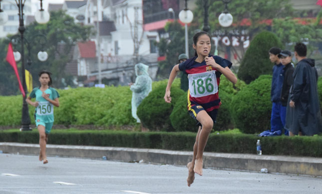 Võ Thị Diễm Ly (Hòa Vang 1) đã cho thấy những tố chất khi thể hiện sự vượt trội trên đường chạy cá nhân nữ THCS.
