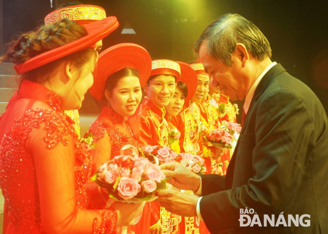 Ông Nguyễn Đức Thanh, Phó Chủ tịch Thường trực Liên đoàn Lao động thành phố, trao tặng nhẫn cưới cho 5 cặp đôi.
