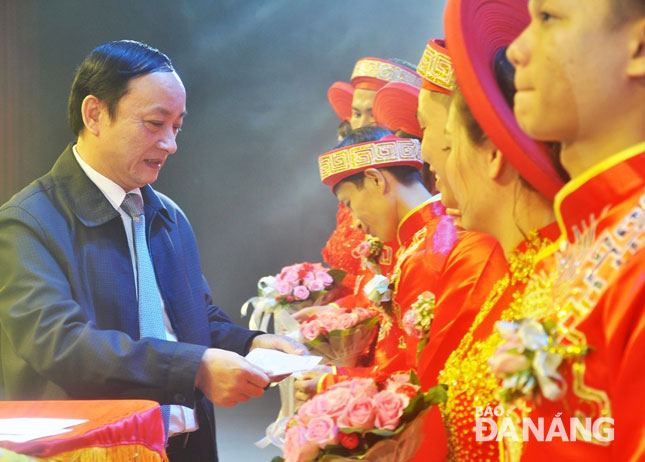 Các tổ chức đồng hành cùng chương trình “Lễ cưới tập thể” trao quà cho các cặp đôi.